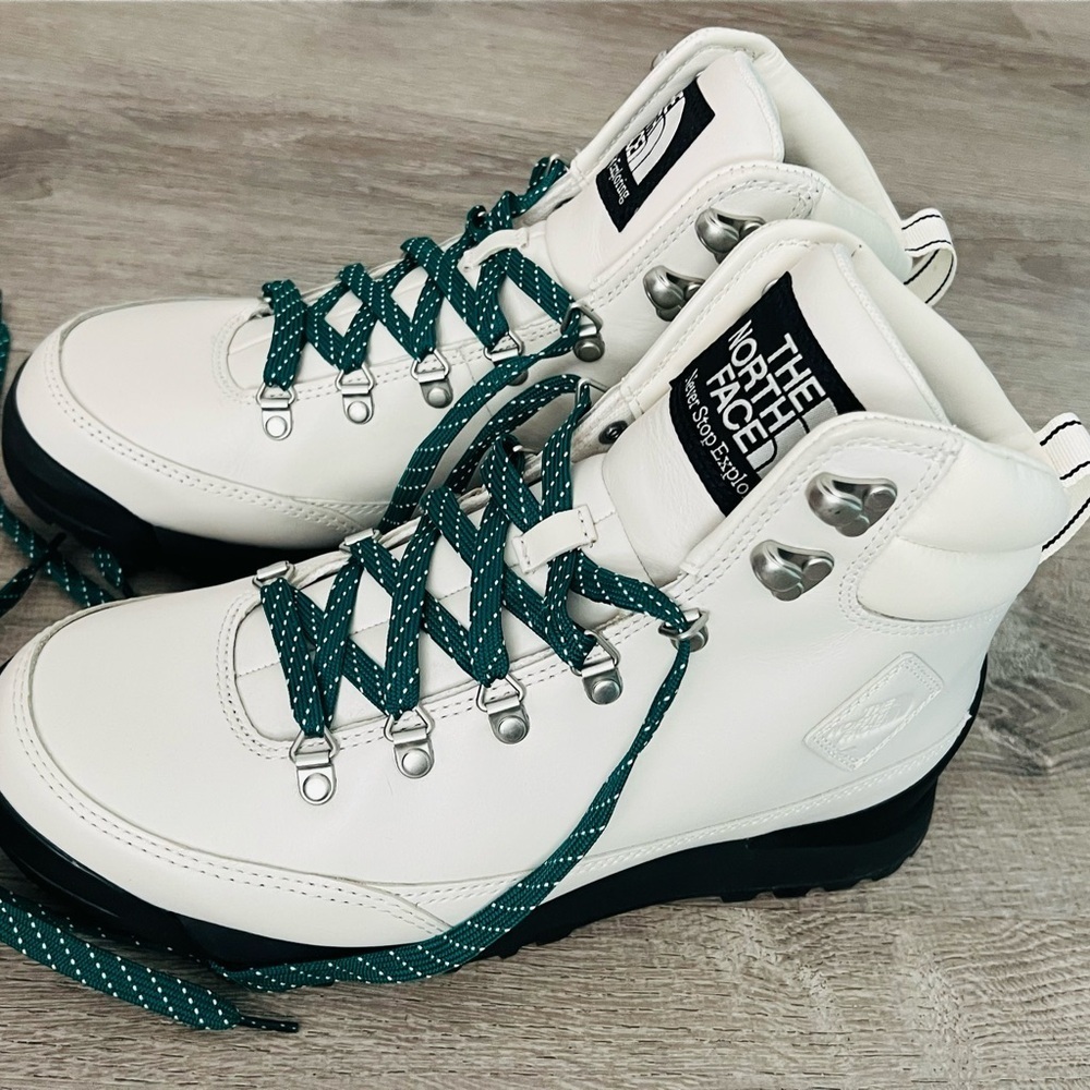 The North Face Berkeley IV White Boots with Teal Laces size 10.5 or 10